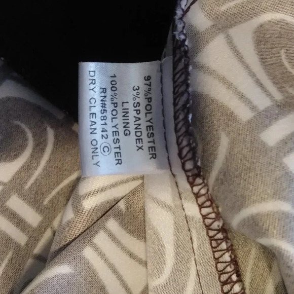 London Times Print Sleevelesss Shift Dress - Picture 5 of 5